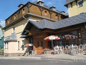 http://www.penzion-hotel.cz/foto/male/praha-bozi-dar-budova_1174233629.jpg